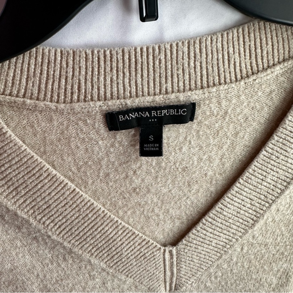 Banana Republic Cream Colored V-Neck Sweater Size S - Picture 2 of 3